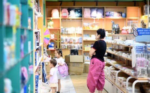 博易股票 开学季忙疯了，家长挤爆书店买文具，孩子新学期有啥期待？